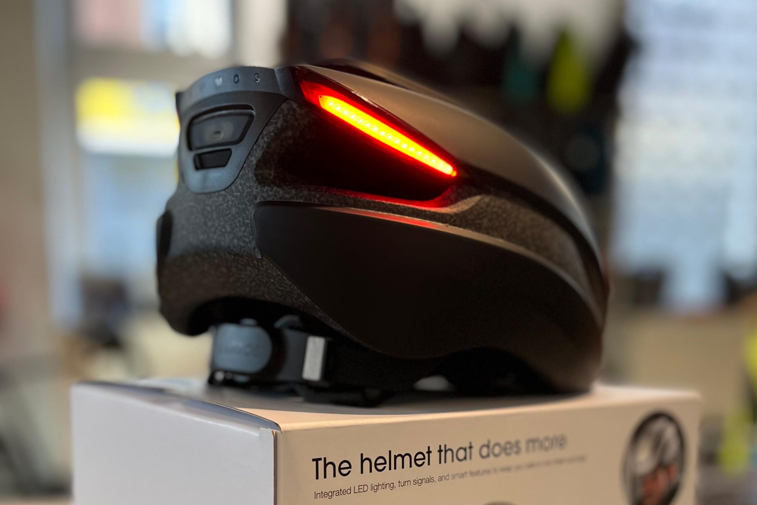 Lumos Ultra Fahrradhelm bei Radsport von Hacht in Hamburg